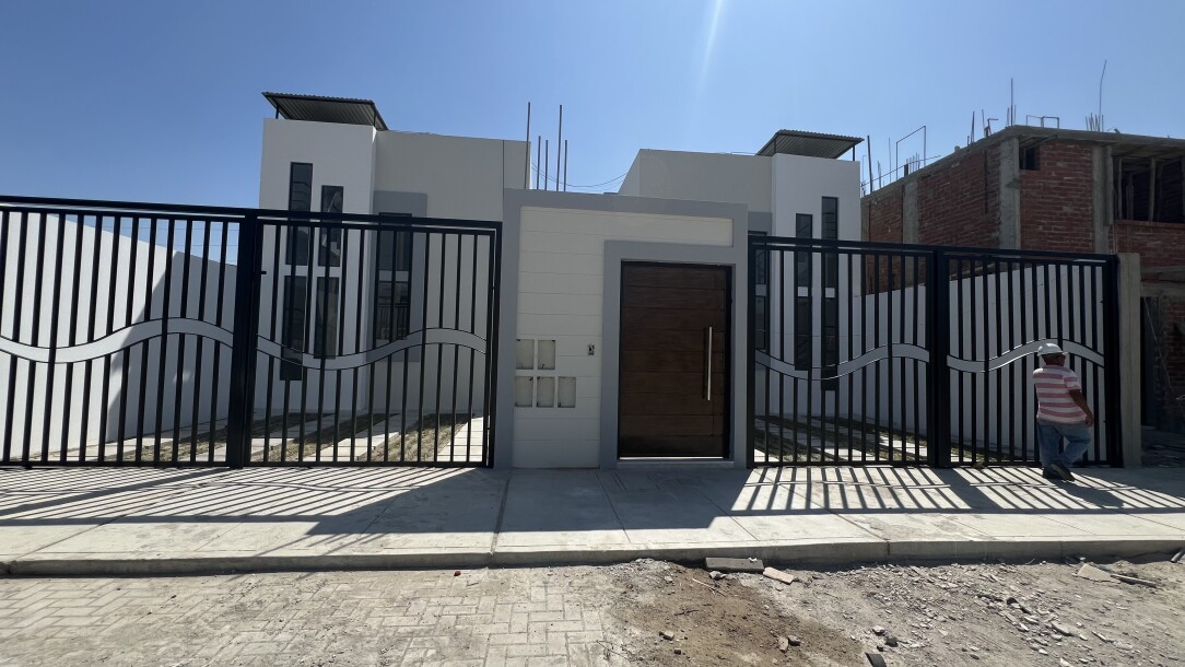 CASA en Condominio Los Altos del Chipe, Piura.-1