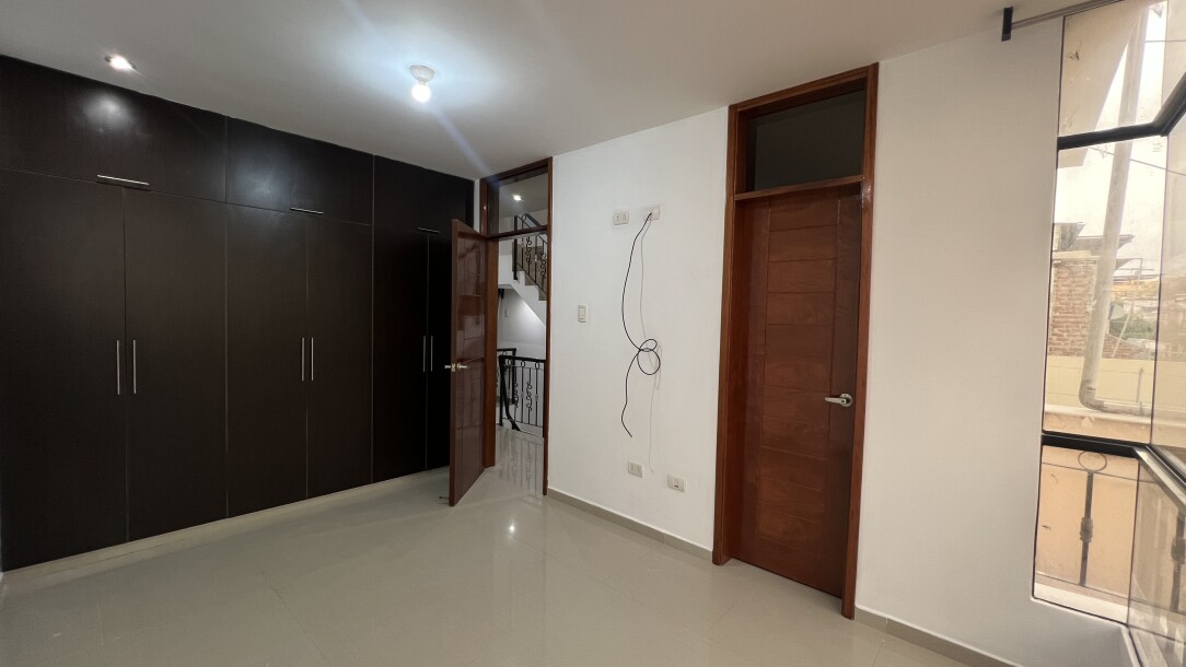 CASA En Urb. Lagunas del Chipe-8