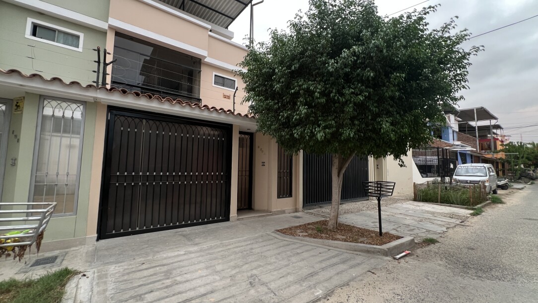 CASA En Urb. Lagunas del Chipe-23