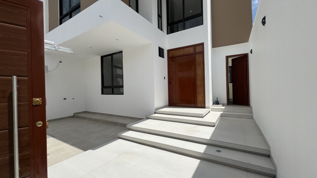 CASA con piscina En Urb. Quinta Ana María-1