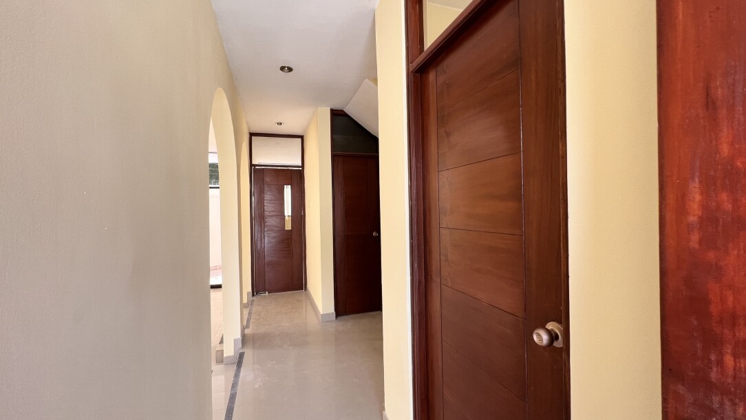 CASA En Urb. Los Cocos del Chipe-4