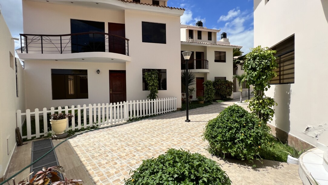 CASA En Urb. Los Cocos del Chipe-1