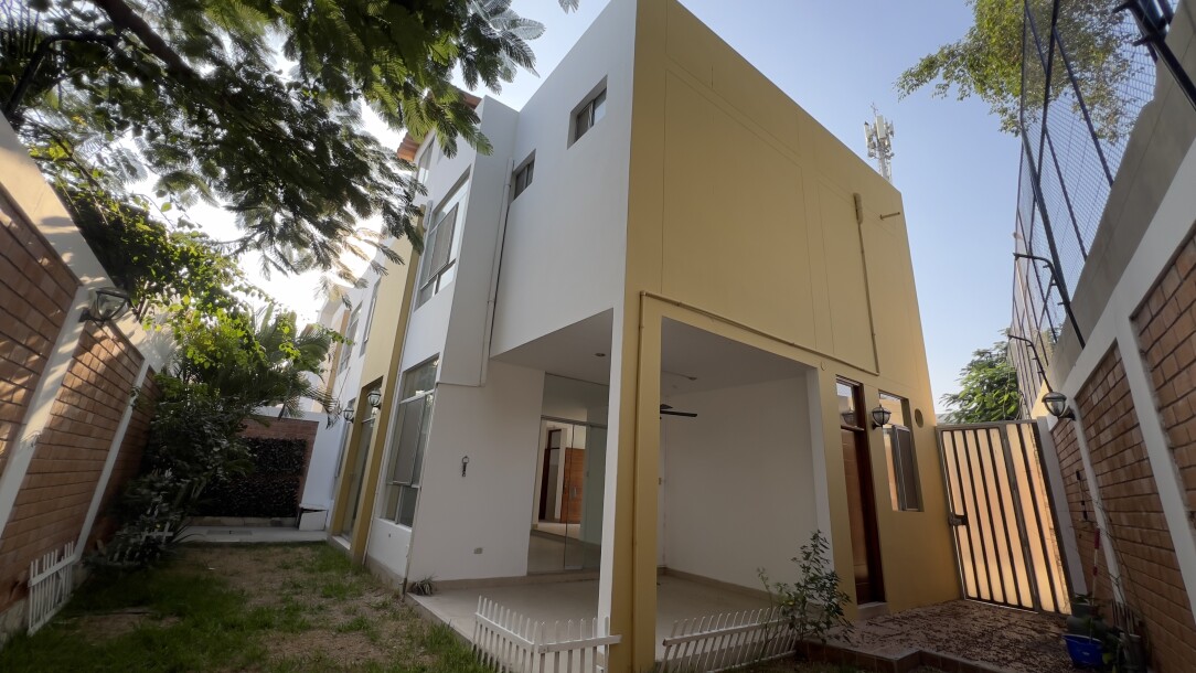 CASA En Urb. El Chipe dentro de Condominio Privado-10