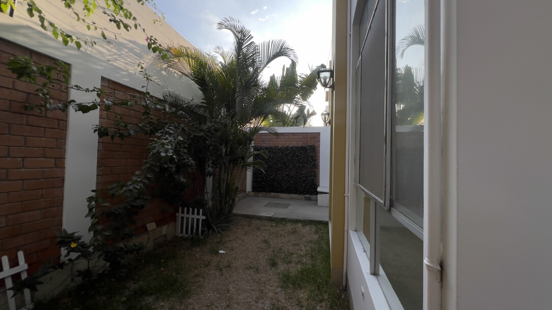 CASA En Urb. El Chipe dentro de Condominio Privado-11