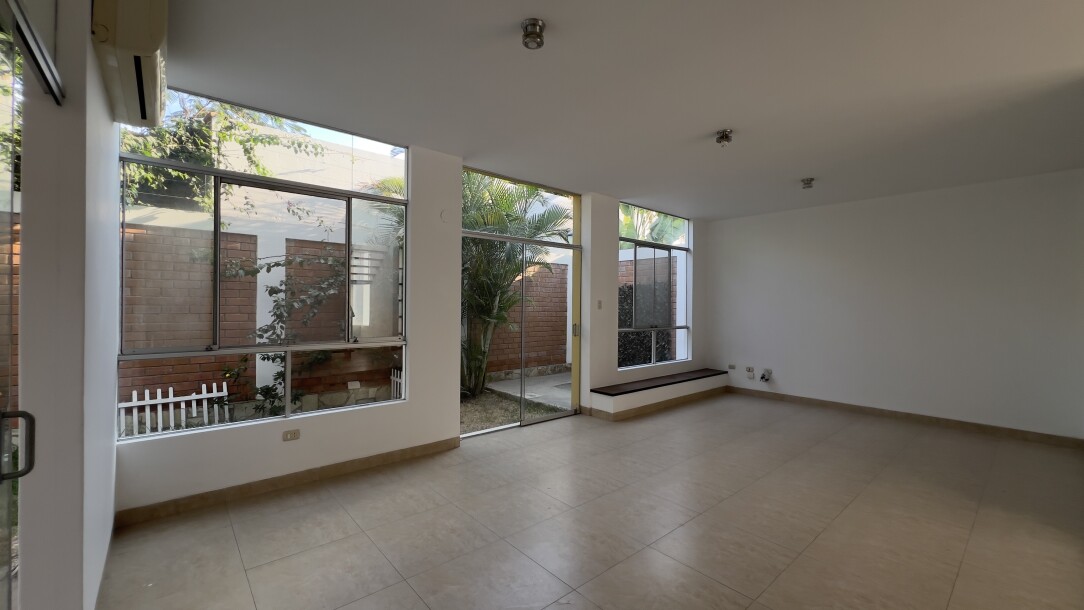 CASA En Urb. El Chipe dentro de Condominio Privado-5