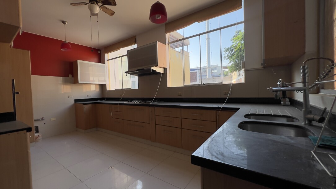 CASA En Urb. El Chipe dentro de Condominio Privado-9