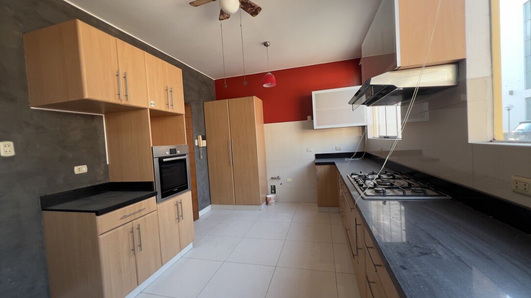 CASA En Urb. El Chipe dentro de Condominio Privado-7
