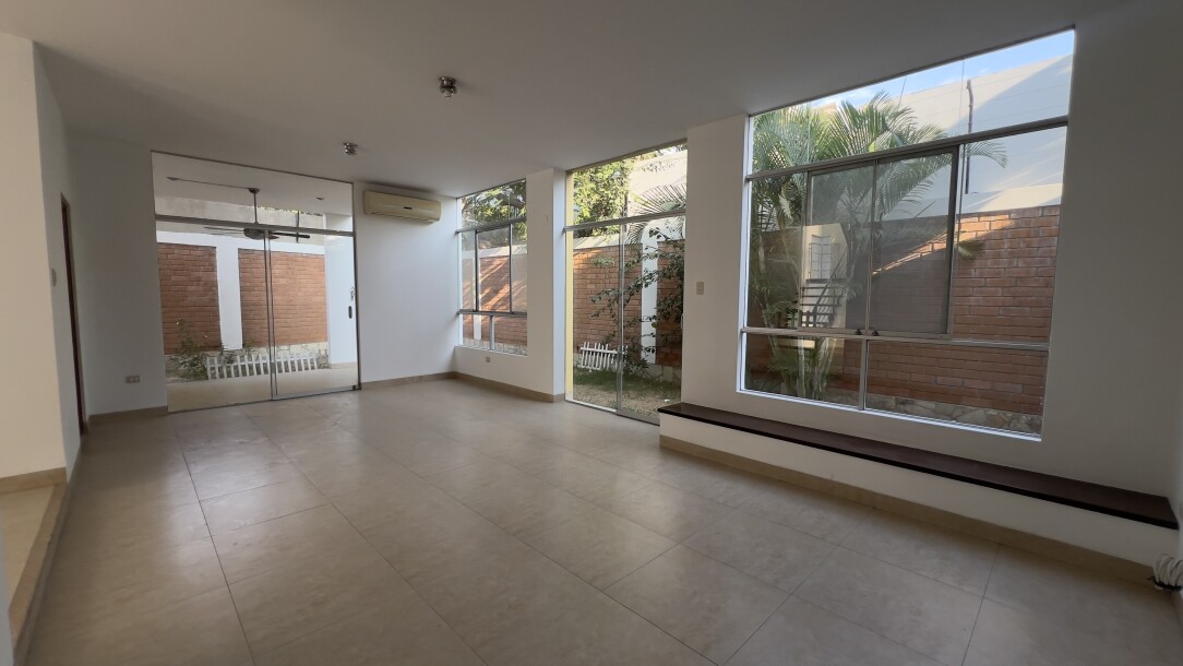 CASA En Urb. El Chipe dentro de Condominio Privado-4