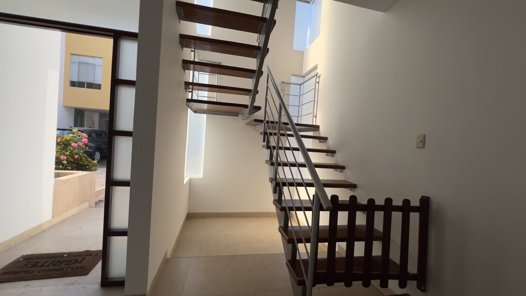 CASA En Urb. El Chipe dentro de Condominio Privado-3