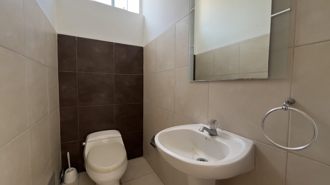 CASA En Urb. El Chipe dentro de Condominio Privado-6