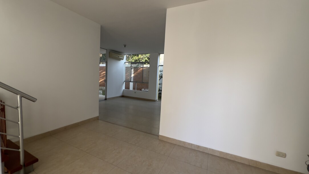 CASA En Urb. El Chipe dentro de Condominio Privado-2