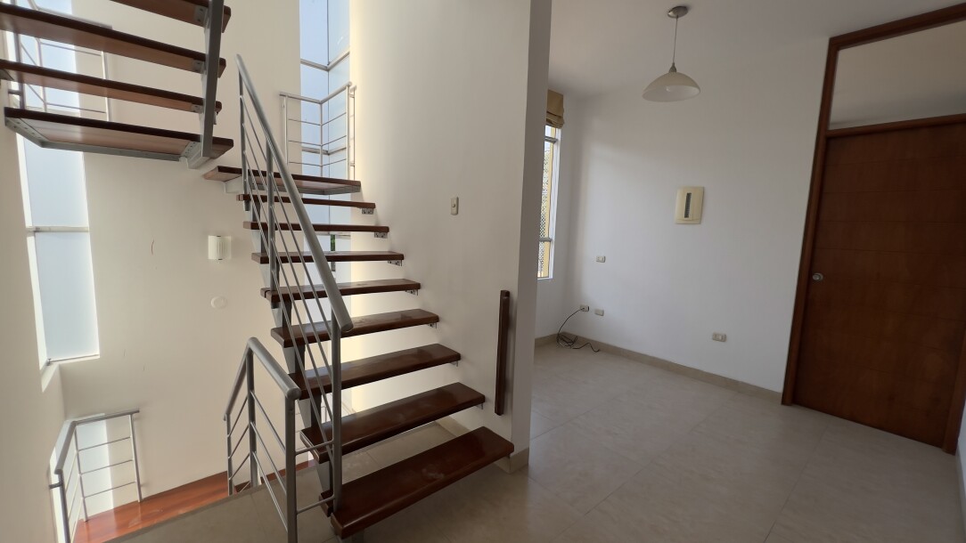 CASA En Urb. El Chipe dentro de Condominio Privado-13