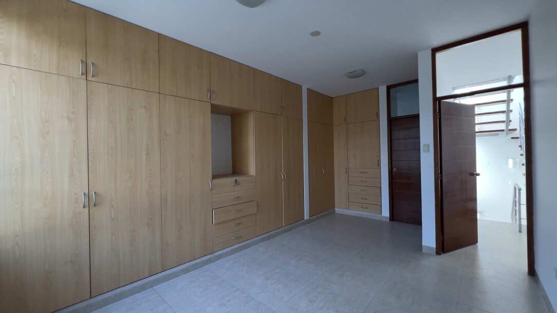 CASA En Urb. El Chipe dentro de Condominio Privado-15