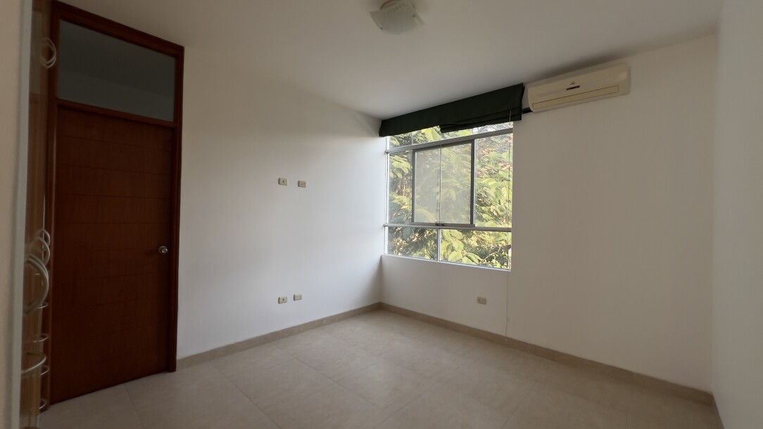 CASA En Urb. El Chipe dentro de Condominio Privado-21