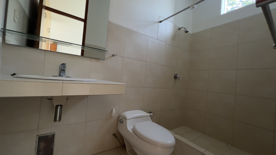 CASA En Urb. El Chipe dentro de Condominio Privado-22