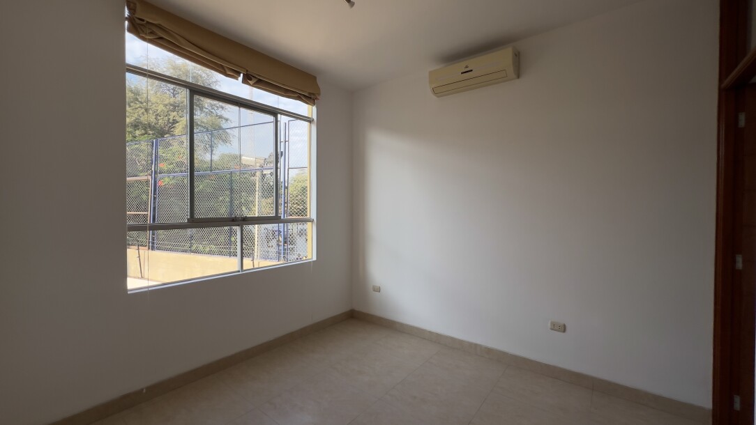CASA En Urb. El Chipe dentro de Condominio Privado-17