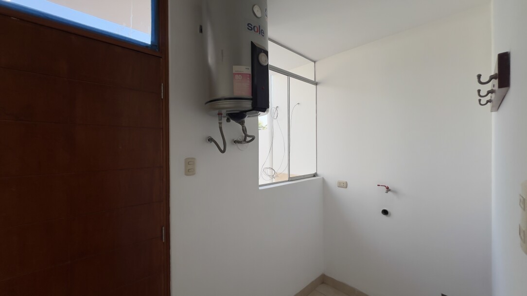 CASA En Urb. El Chipe dentro de Condominio Privado-23