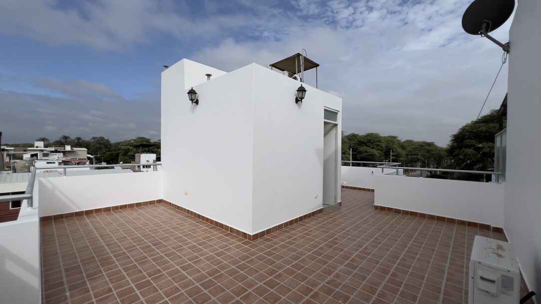 CASA En Urb. El Golf-20