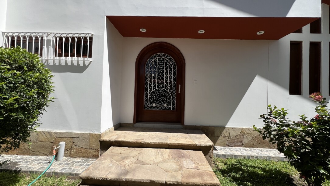 CASA En Urb. Los Geranios-1
