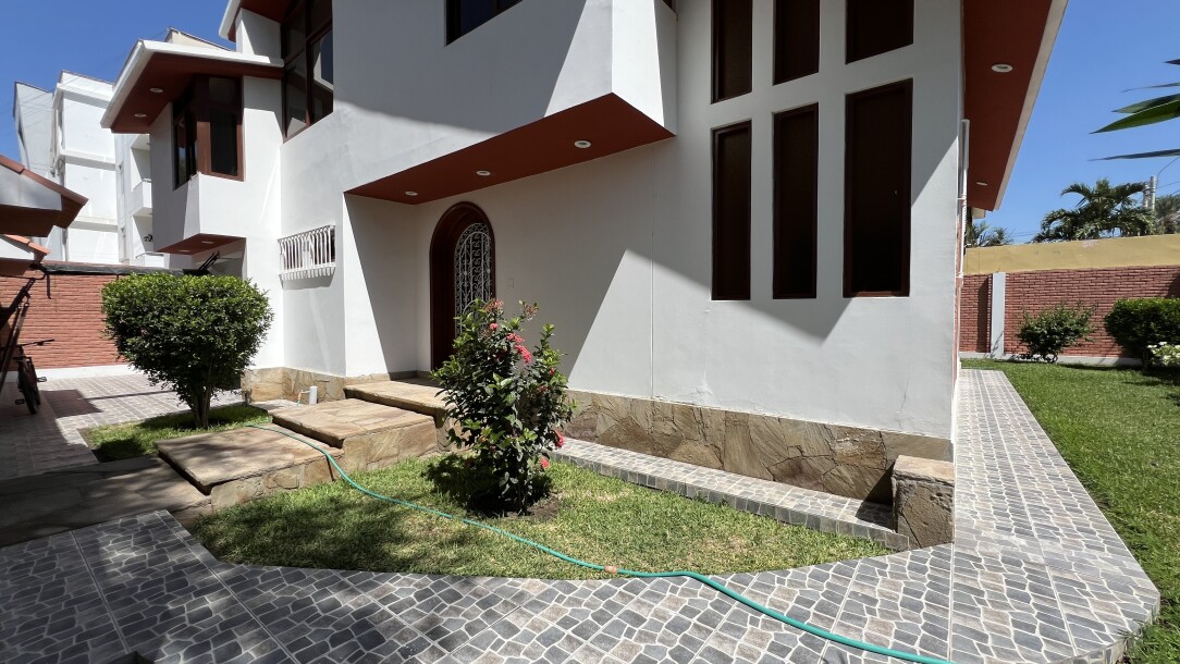 CASA En Urb. Los Geranios-2