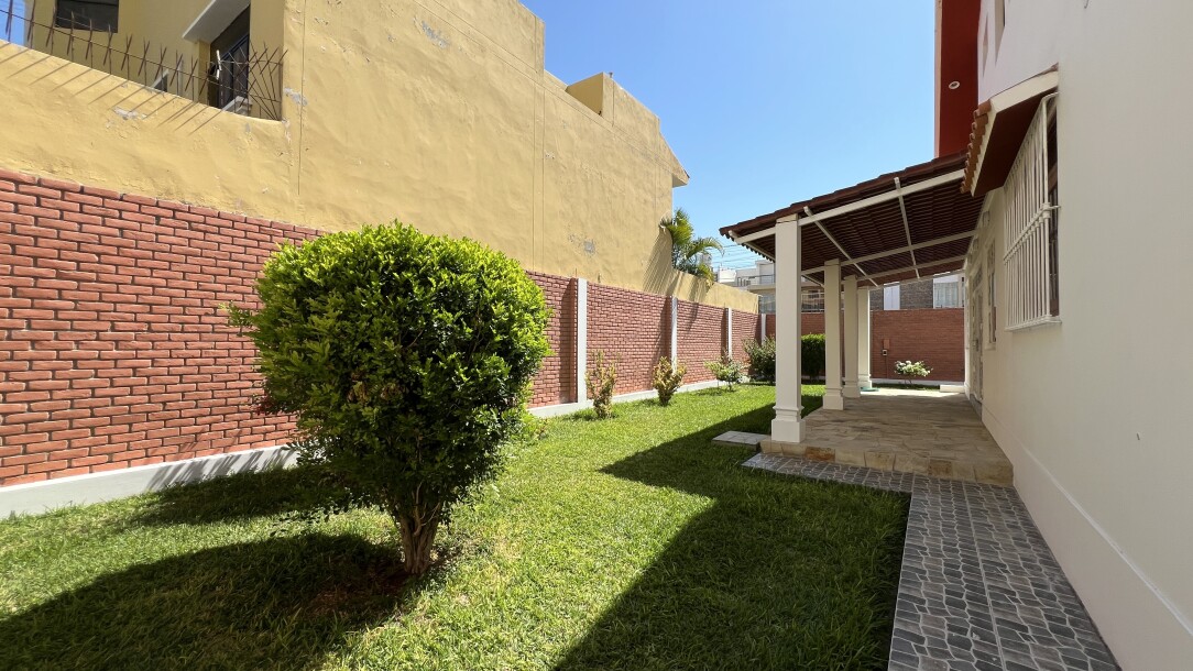 CASA En Urb. Los Geranios-36