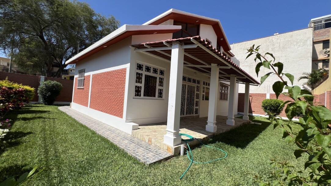 CASA En Urb. Los Geranios-35