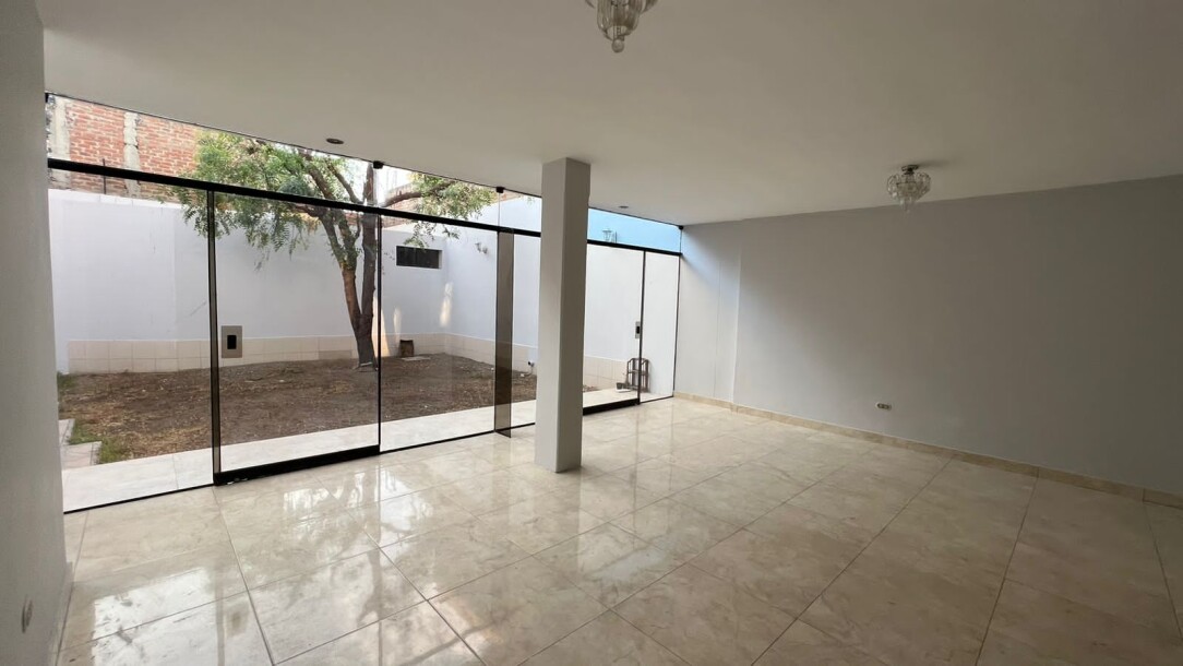 CASA En Urb. Los Geranios-1