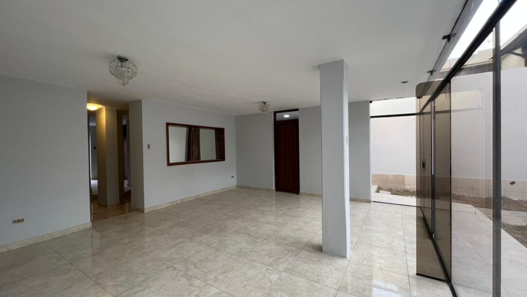 CASA En Urb. Los Geranios-7