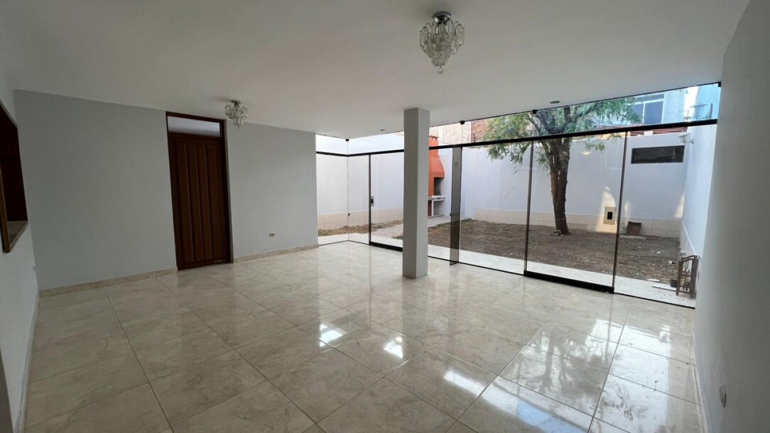 CASA En Urb. Los Geranios-6