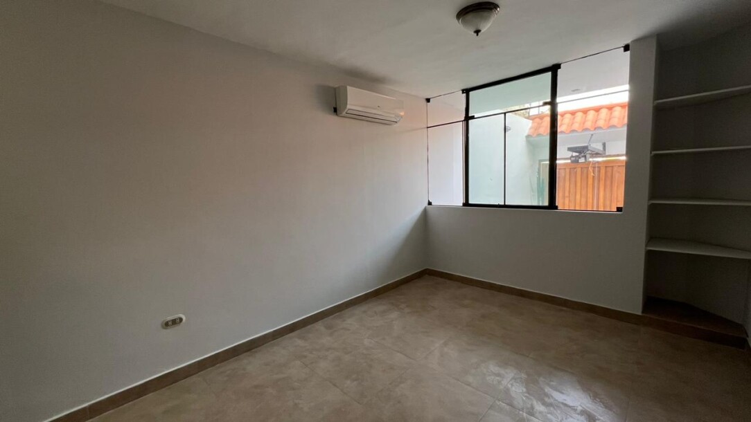 CASA En Urb. Los Geranios-28