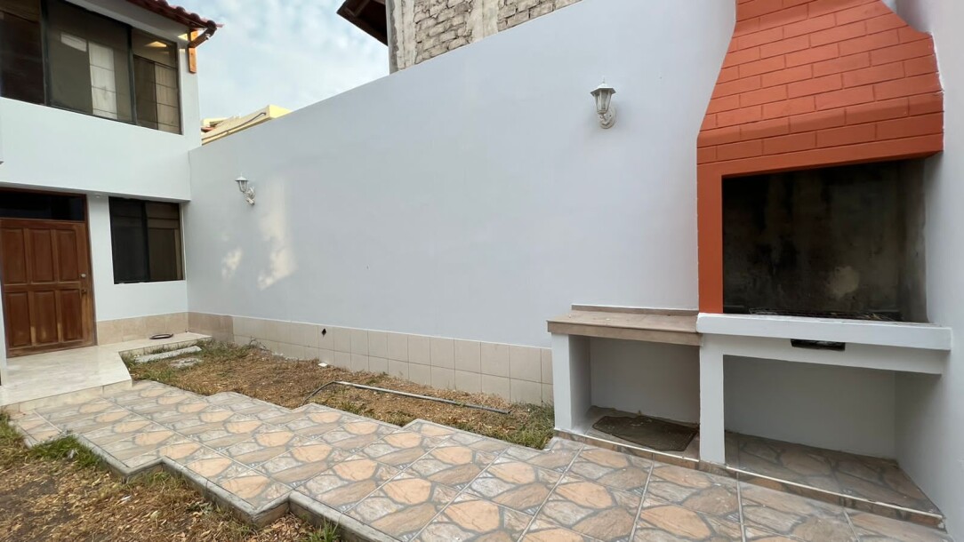 CASA En Urb. Los Geranios-35
