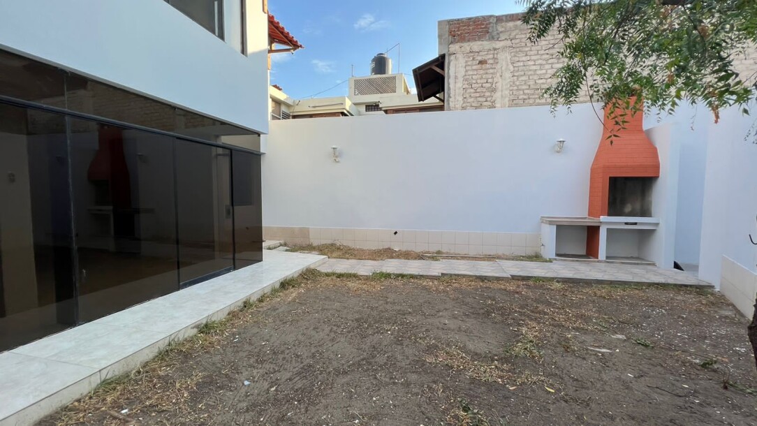CASA En Urb. Los Geranios-32