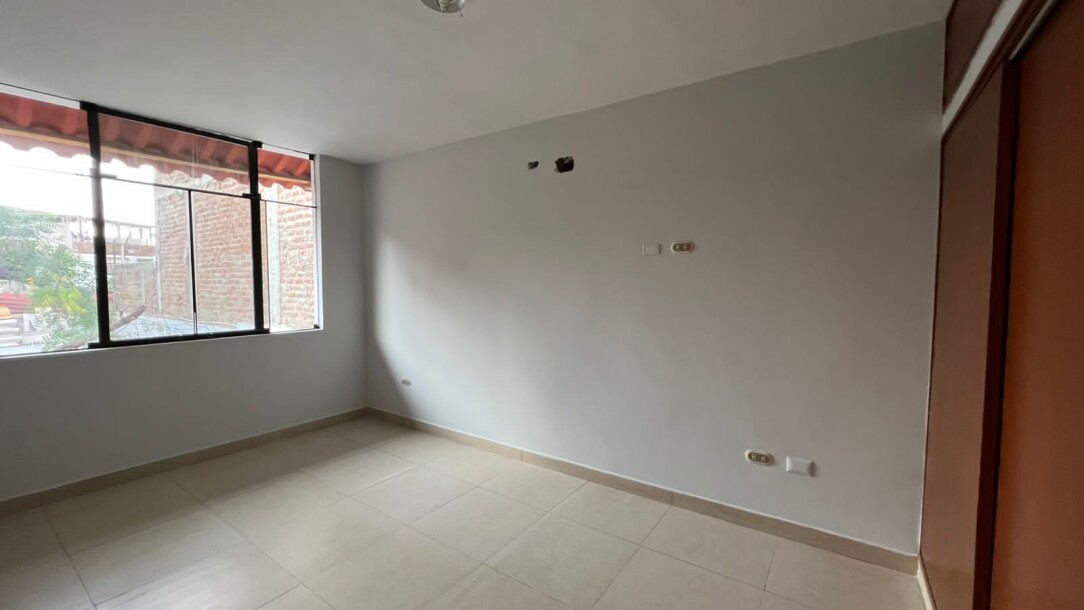 CASA En Urb. Los Geranios-24