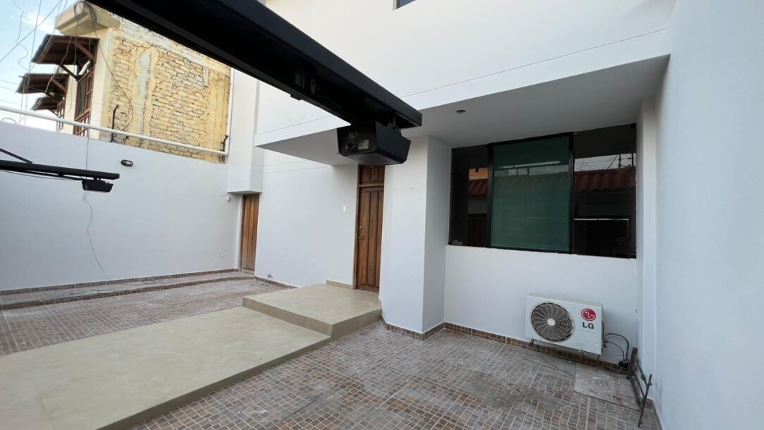 CASA En Urb. Los Geranios-2