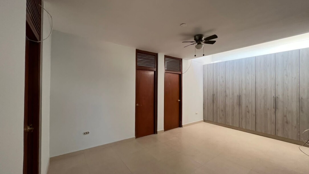 CASA En Urb. Los Geranios-17