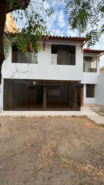 CASA En Urb. Los Geranios-33