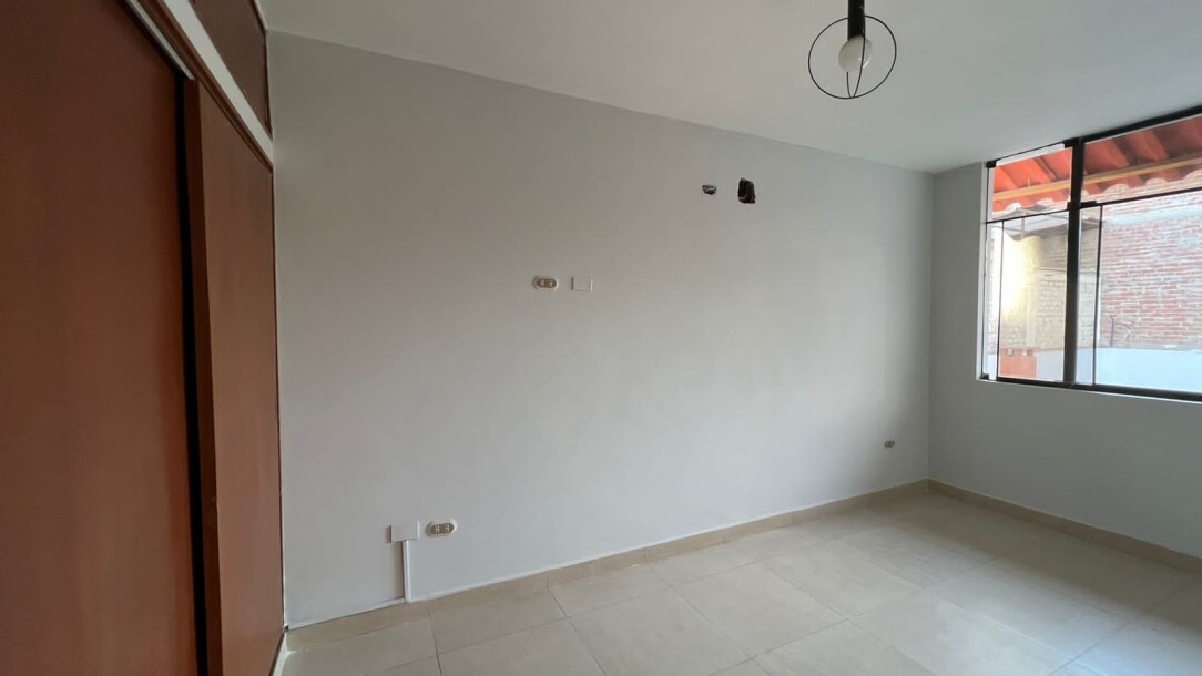 CASA En Urb. Los Geranios-20