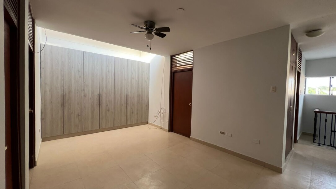 CASA En Urb. Los Geranios-18