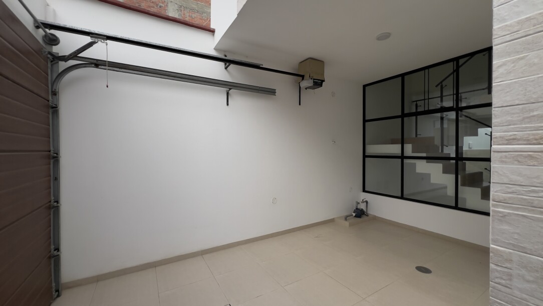CASA DE ESTRENO En Urb. Miraflores Country Club-2