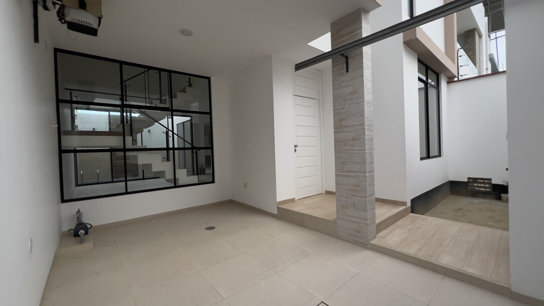 CASA DE ESTRENO En Urb. Miraflores Country Club-3