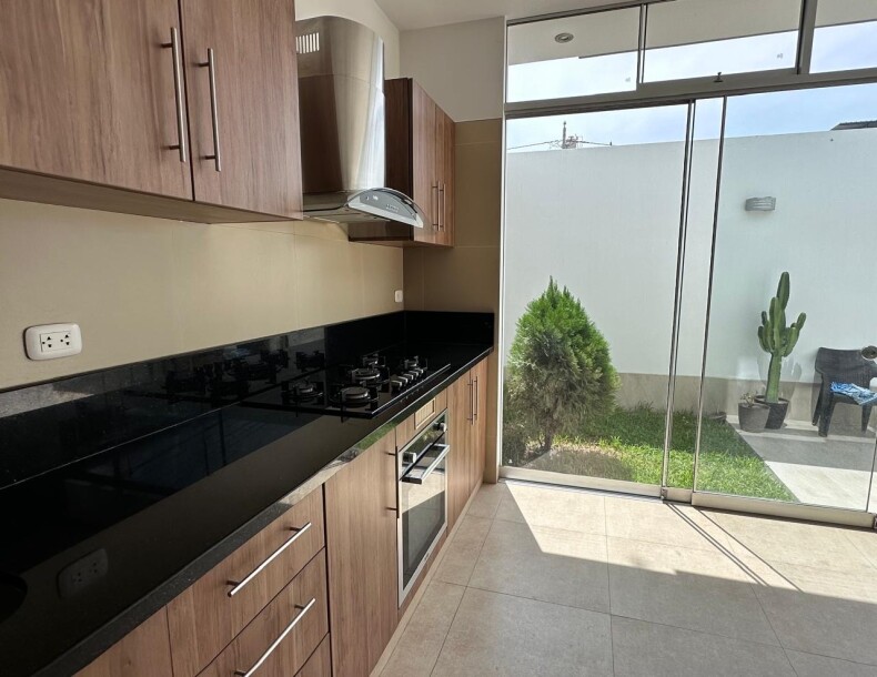 CASA DE ESTRENO En Urb. Miraflores Country Club I-5