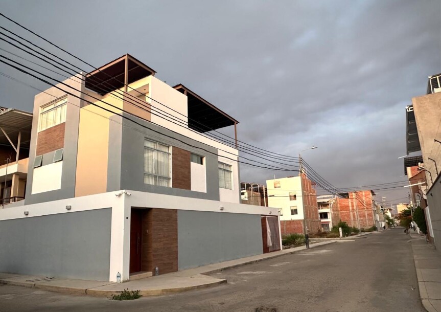 CASA DE ESTRENO En Urb. Miraflores Country Club I-1