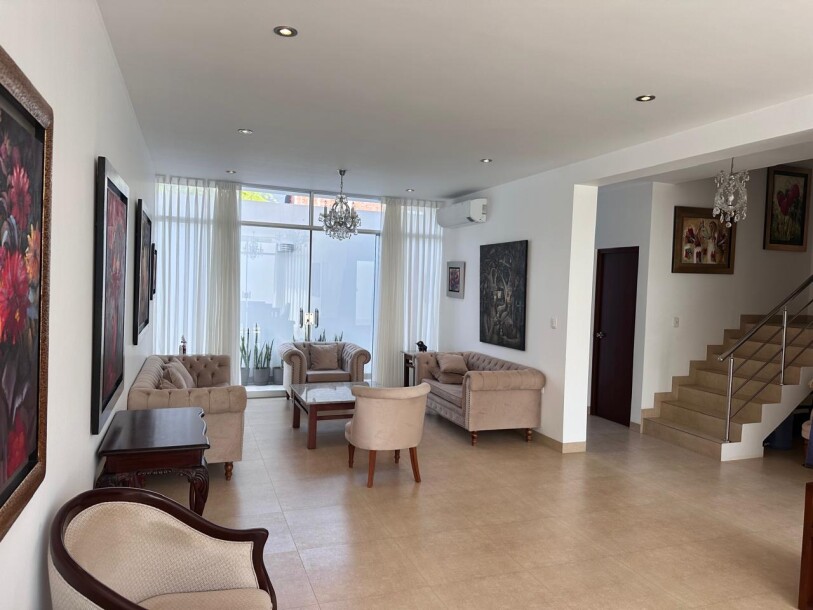 CASA DE ESTRENO En Urb. Miraflores Country Club I-3