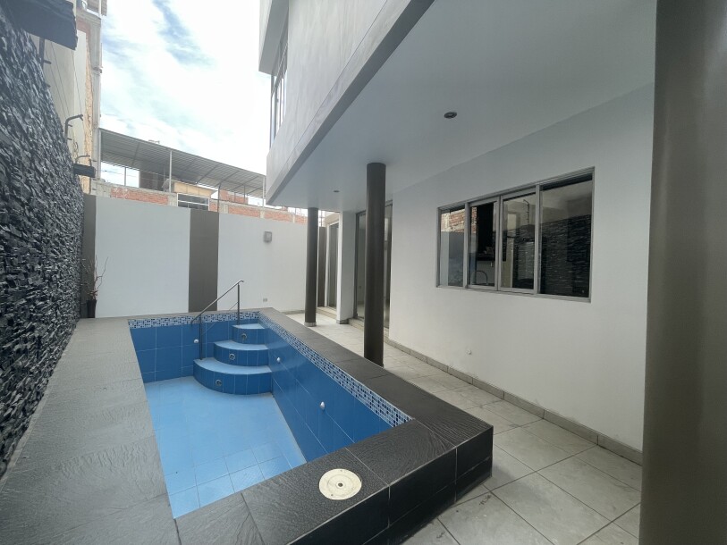 CASA con Piscina En Urb. Miraflores Country Club I-1