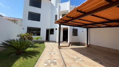 CASA con Piscina en Urb. Los Cocos del Chipe
