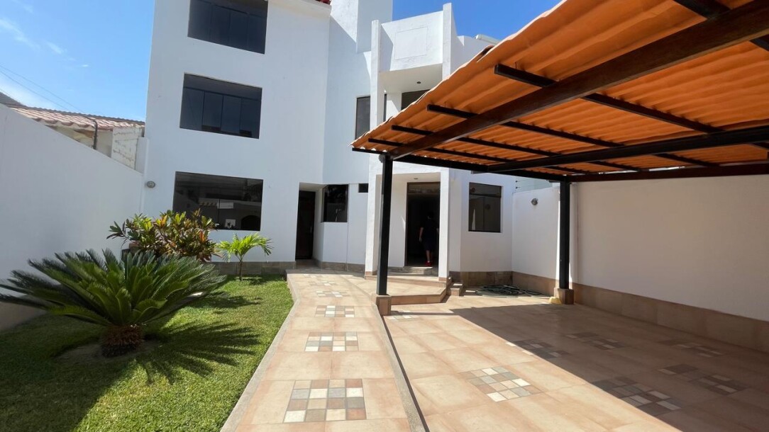 CASA con Piscina en Urb. Los Cocos del Chipe-1