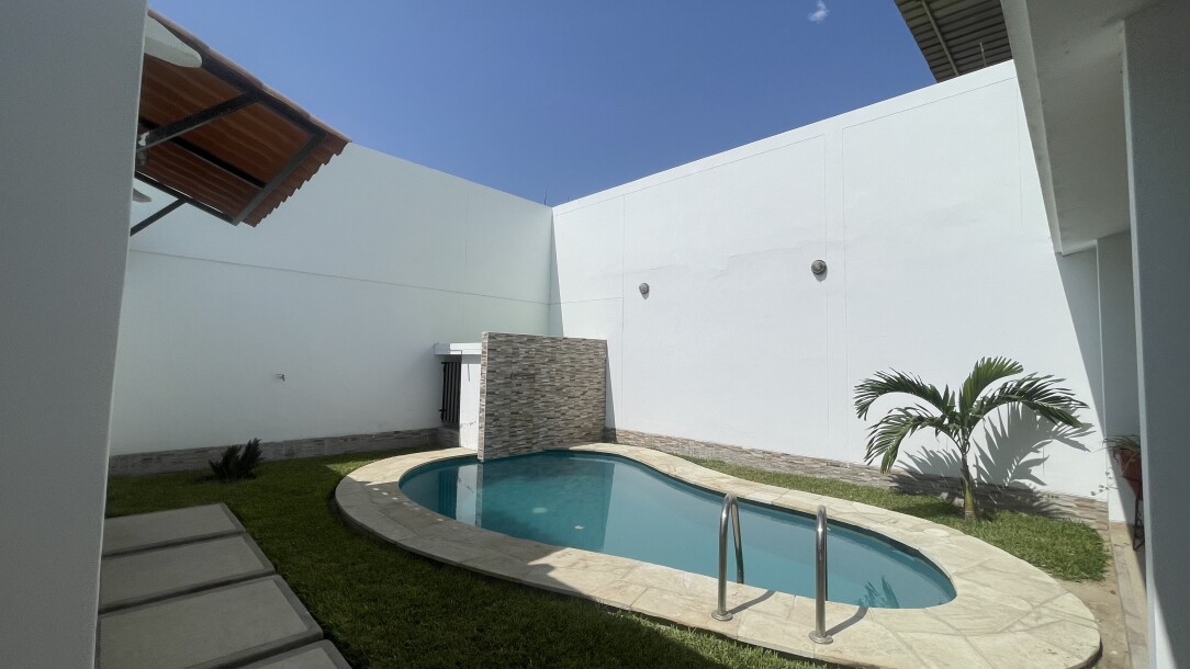 CASA con Piscina en Urb. Los Cocos del Chipe-17