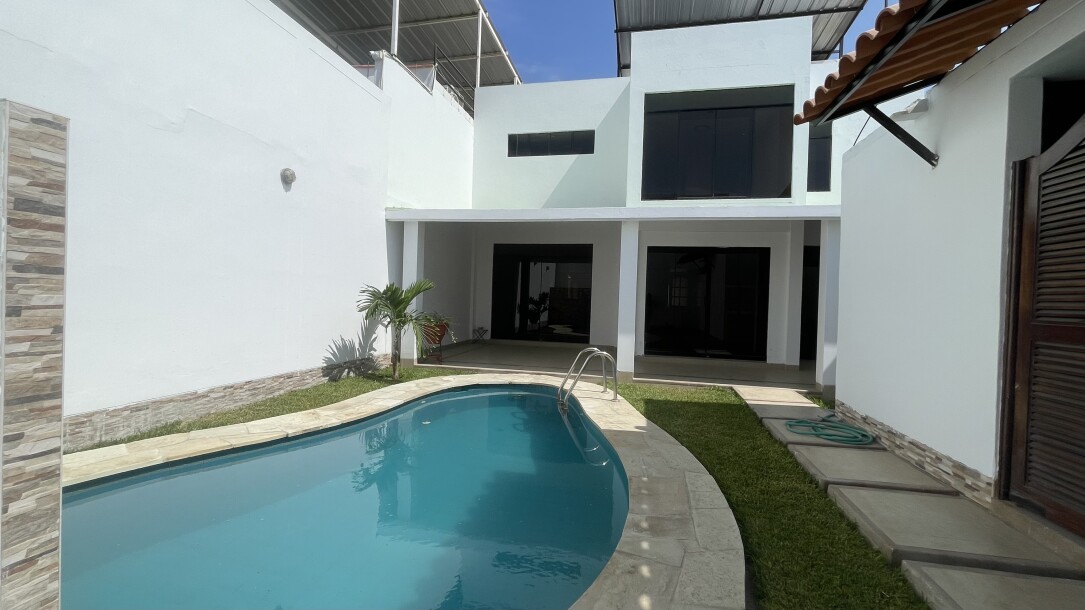 CASA con Piscina en Urb. Los Cocos del Chipe-30