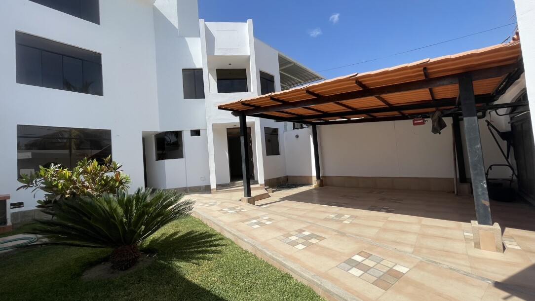 CASA con Piscina en Urb. Los Cocos del Chipe-2