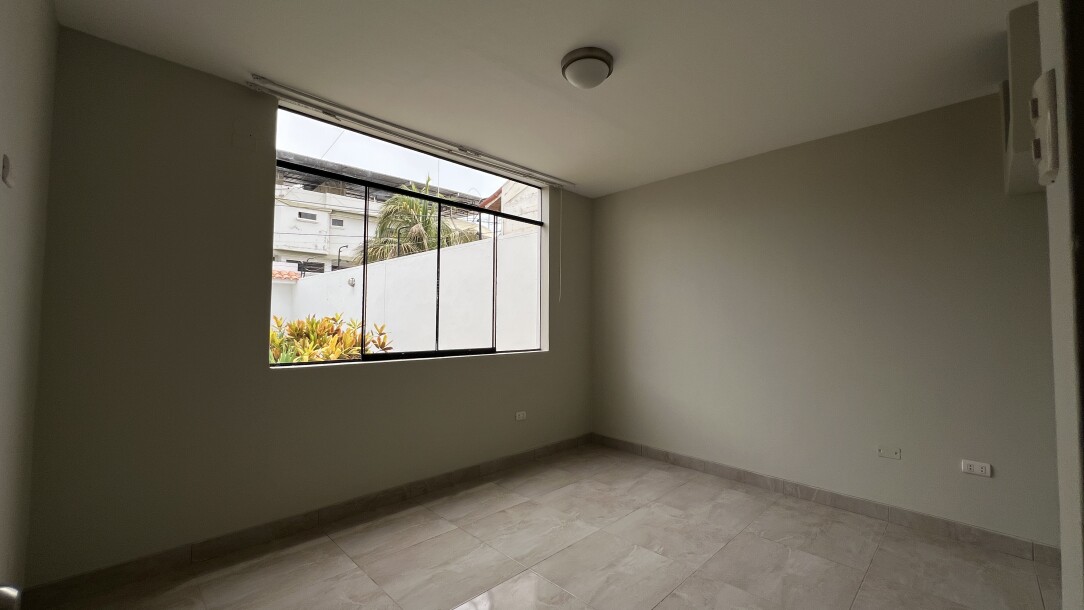 CASA con Piscina en Urb. Los Cocos del Chipe-11